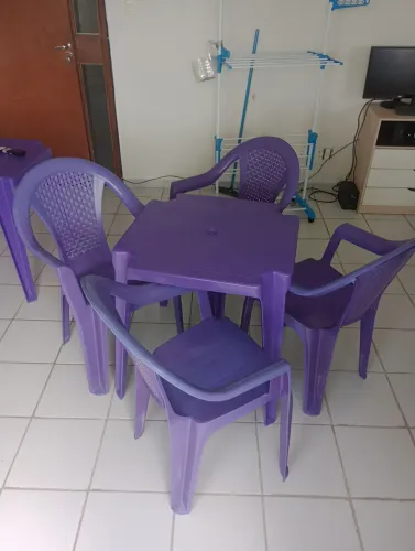 02 Jogos de mesa e cadeiras com braço. 