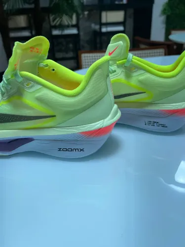 Tênis Nike novo comprado em Orlando nunca usado lindo para corrida zoom 35 feminina 