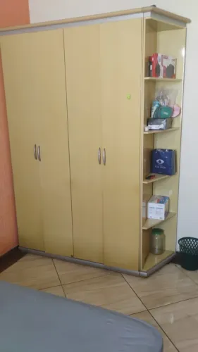Armário 4 portas com espelho interno e prateleiras
