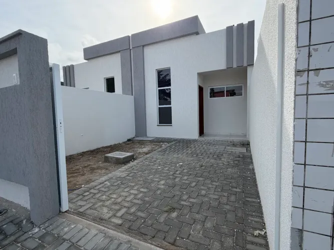 Casa 3 Quartos com Suíte, Quintal, Garagem e Ótima Localização
