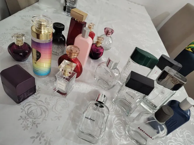 Frascos de perfume usados
