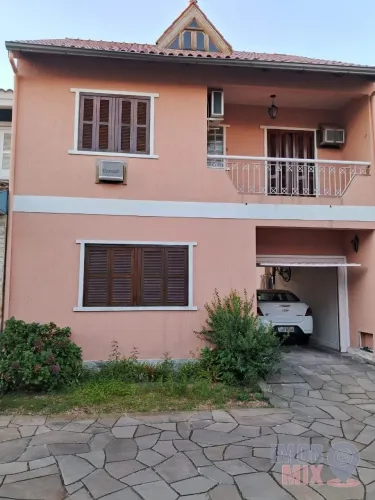 Casa em condomínio fechado, 3 quartos, suíte, pátio grande, 3 vagas de garagem, perto da C