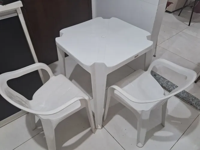 Mesa de plástico com duas cadeiras 
