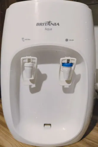 Bebedouro Britânia Aqua branco com duas torneiras resistentes.
