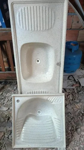 Vendo jogo de Pia nova
