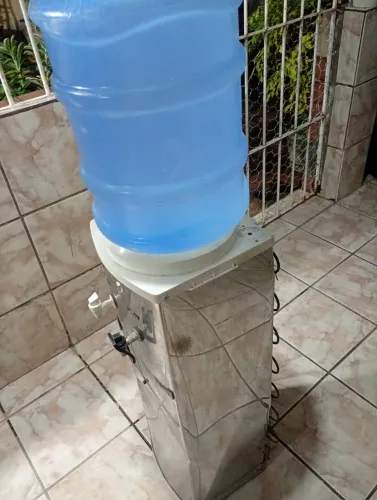 Extratora EPSI/EA135 semi nova e um Gelagua em perfeito estado de conservação