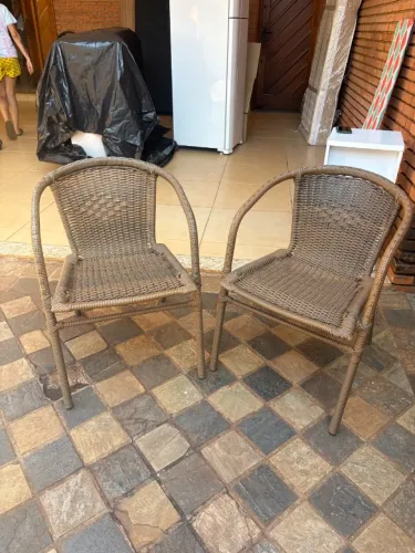 Duas Cadeiras + mesa