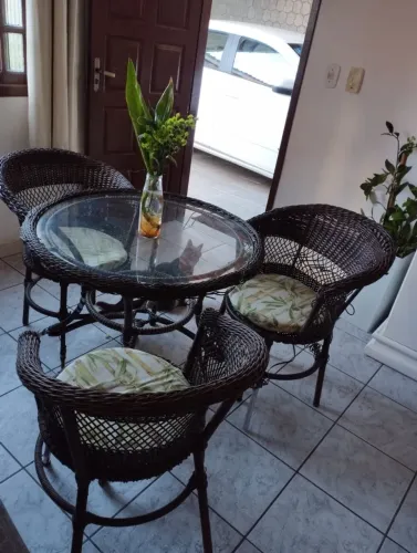 Mesa com 4 cadeiras de alumínio revestidas com fibra sintética, da marca Hotel.