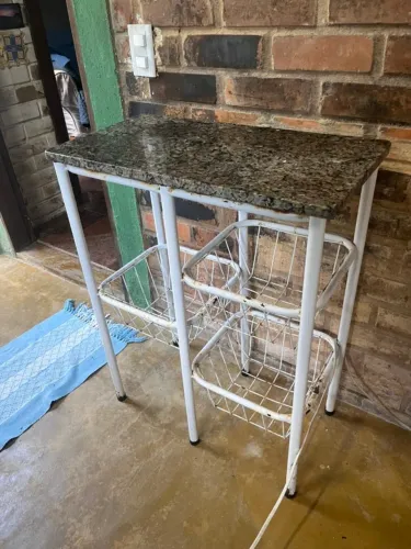 Fruteira de aço branca com tampo de granito