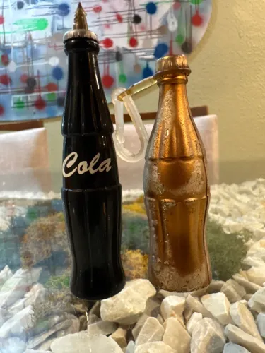 Dupla Rara Mini Garrafas Coca-Cola (Bronze Metálica + Caneta Preta)