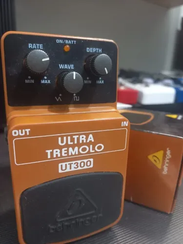 PEDAL TREMOLO BEHRINGER UT300 - EXCELENTE PEDAL