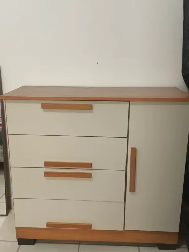 Cômoda 4 gavetas e 1 porta com prateleira
