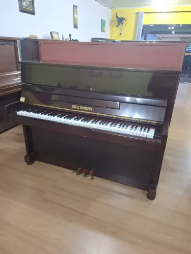 Piano Fritz Dobbert modelo FD-112 em Imbuia Brilhante