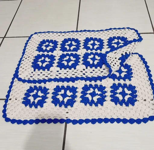 Tapetes. 2 por 45$. Tamanho perfeito para colocar do lado da cama ou no box do banheiro.