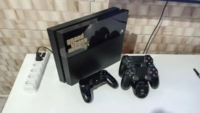 Ps4 Desbloqueado com 3 controles