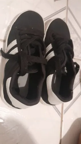 Tênis preto, tamanho 39.