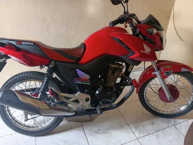 Vendo Cg Titan 160 em perfeito estado de conservação pneus novos pintura excelente. 
