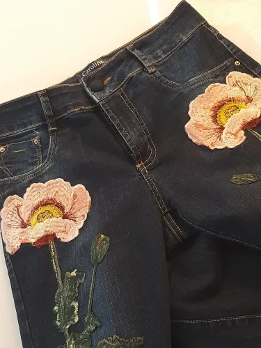 Calça jeans azul escura com flor viagem armário mala  Brasil- França- Paris calça festa 