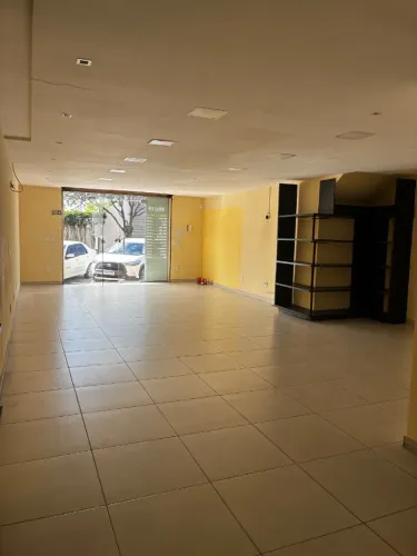 Aluga se loja no centro de Linhares em frente a prefeitura com cerca de 100m2 com sobreloj