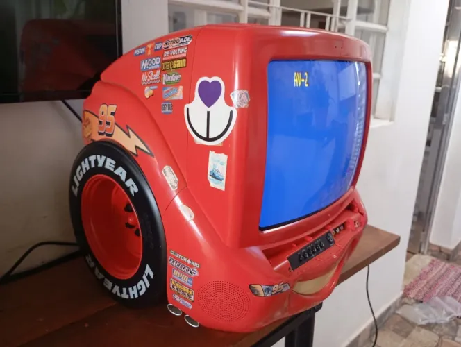 Tv relâmpago mcqueen com detalhes