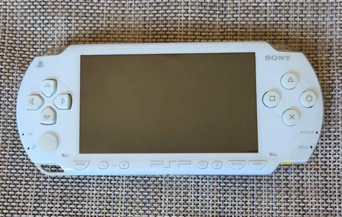 PSP 1000 (Fat) Desbloqueado (com ARK-5) + Bateria Ostent 2500mAh + Cartão SD 8GB