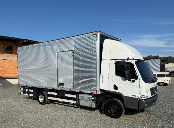 Vendo Accelo ano 2024  modelo 1017 ce semi novo com bau de 6,50m