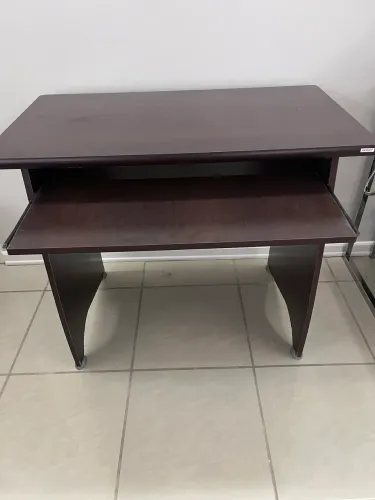 Mesa computador em madeira cor tabaco com porta teclado