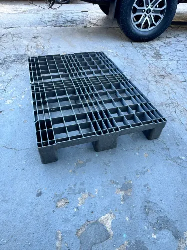 Palete profissional de plástico reforçado.
