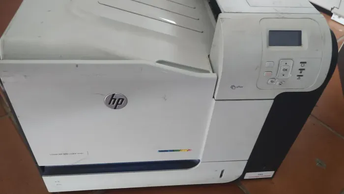 Impressora Hp m551 precisa manutenção com toner meia vida original 