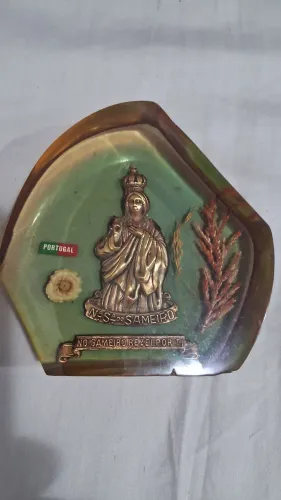 Nossa senhora do sameiro feita de resina translúcida com detalhes encrustado