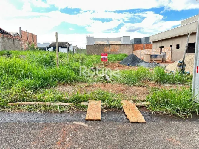 Ótimo terreno, plano, sol da manhã, localização privilegiada no loteamento New Golden Vill