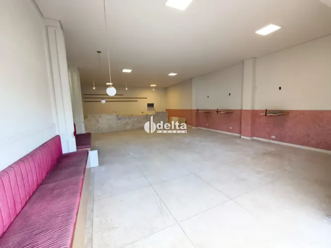 Loja com aprox. 202m², cozinha, 2 banheiros e mezanino, disponível para locação no bairro 