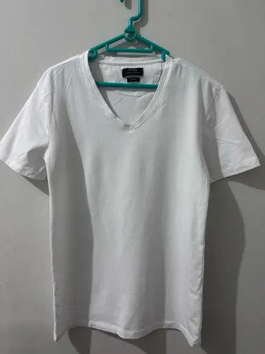 Camiseta Zara Masculina Slim Fit Branca - Gola V - Importada do Japão