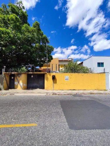 CASA A VENDA NO BAIRRO PLANALTO/HORTO