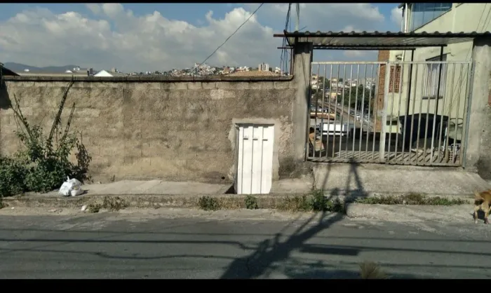 Duas casas no jardim industrial divisa com o Barreiro. Casa em rua pública. 200 mil