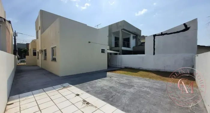 Condomínio Cidade Jardim II - Casa com 3 quartos sendo 2 suítes.