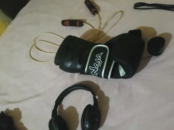 Luvas de boxe mais faixa de pulso de 3 m, corda e protetor bucal novos.