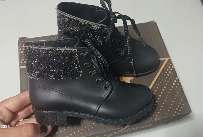 Bota infantil menina tamanho 23/24 , usada uma vez cor preta com detalhes de brilho 