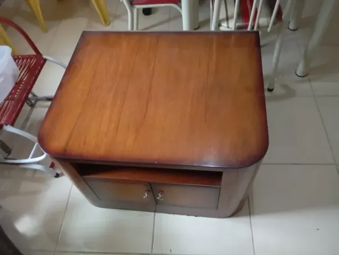Mesa de centro de madeira com portas e nicho
