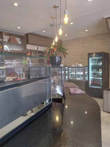 Contrata-se atendente e caixa para restaurante em Santo André 