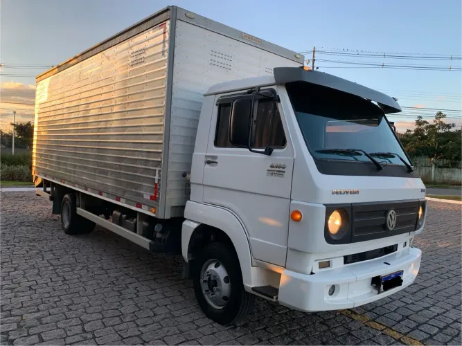 Vw 8.160 Delivery Volkswagen ano 2017 com baú isotérmico linshalm