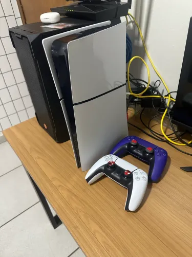 PS5 Slim Digital 1TB - Praticamente Novo + 2 Controles!