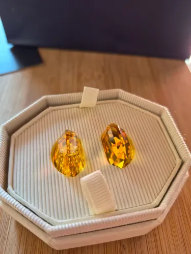 Brinco único Swarovski Lucent amarelo, banhado a ouro 18k. Novo, nunca usado.