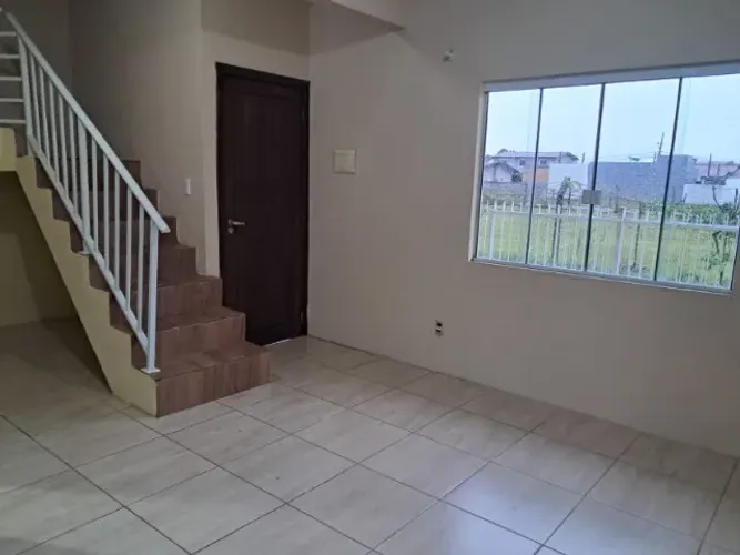 Alugo casa de 2 pisos Rio Vermelho