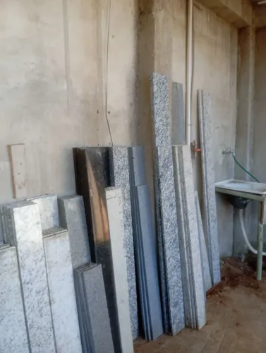 Pedras polidas de granito vários tamanhos.