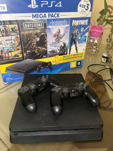 Playstation 4 - 1TB - 2 controles