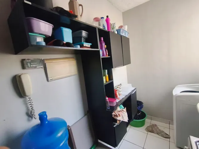 Mesa de jantar com 4 cadeiras e armário de cozinha 