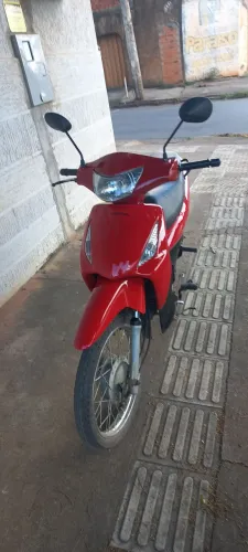 Vendo moto biz ano 2010 unica dona documento tudo pago placa Mercosul temos varias moto 