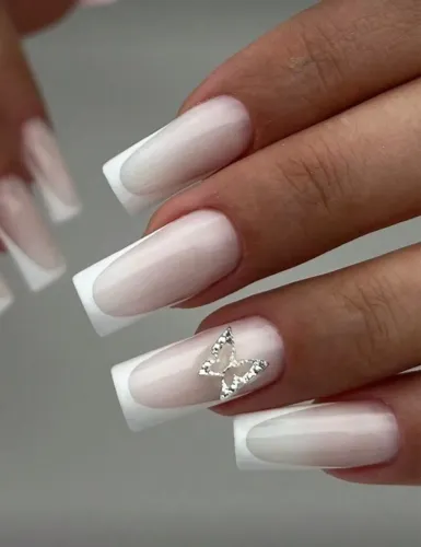 Unhas postiças realistas.