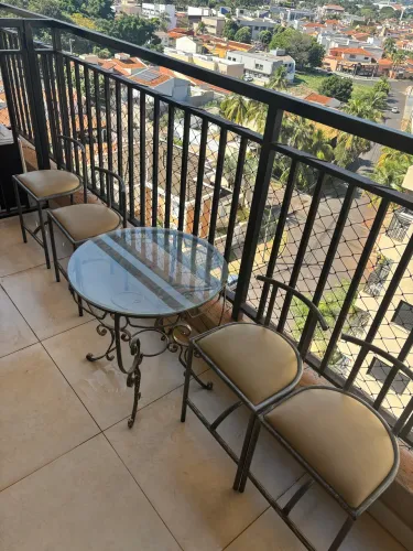 Conjunto para varanda com mesa de vidro e 4 cadeiras